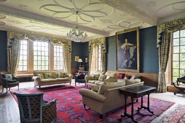 Living room with decorative ceiling
